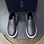 出厂价： 品牌：Dior 迪奥 标准码：男码38-44 45定制 等级：官网同款 材料：顶级原版牛皮拼接而成 原版耐磨轻便大底款式类别：男士潮流时尚休闲鞋 尊贵