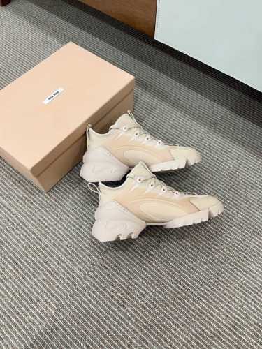 出厂： Dior 迪奥经典款老爹鞋 运动鞋 全新系列灵感由dior主设计师让礼服上的织带与优雅的巧妙结合在完美鞋型上，超级经典好看！ 码数：34-41