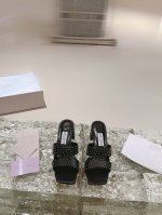冲量价 Jimmy Choo的ellison骡子是由光滑的小羊皮制成的，颜色为干邑棕色。这双鞋是由有角度的方形开放脚趾和切出的上部皮带定义的。 . 关于材质.