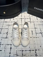 Chanel 24S隐藏款休闲小白鞋！ Vintage感满满，中古复刻款get啦～ 小白鞋适配春夏，黑白拼接就很chanel。 配合袜子就很复古学院的感觉。 码