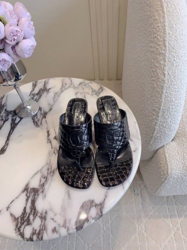 出厂价 Christian Loubouti*新款鳄鱼纹粗跟夹趾拖鞋 简约百搭款 好穿不累脚 鞋面牛皮 内里垫脚羊皮 意大利真皮大底 跟高7.5cm 尺码35-