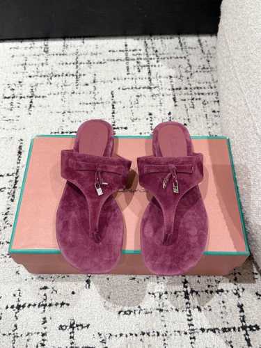 顶级版本 代购级 Loro Piana L 新款英伦夹脚拖鞋 凉鞋 咱家做是全羊京 不是市场磨砂材质哈 原来这就是传说走两万步都不会累脚的夹脚凉鞋把颜值和脚感都