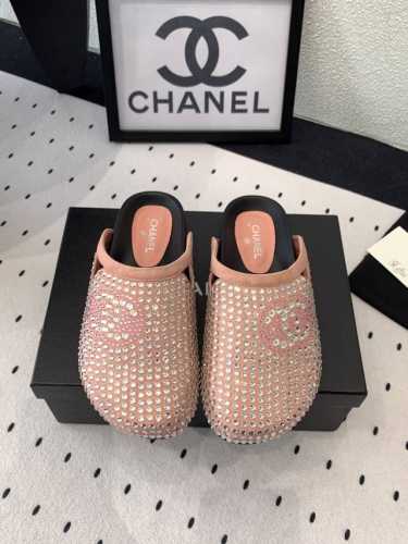 p380 Chanel新款钻面凉鞋 高版本出货 这系列美得让人爱不释手 烫钻跟上脚显得很时髦 进口闪钻鞋面 羊皮垫脚 意大利真皮大底 Size: 35-39 (