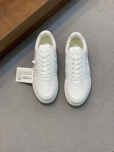 givench* 纪梵希；高版本。 专柜同步发售，鞋面采用原版牛皮。原版水染牛皮内里 奢侈用料， 凸显高端 贵气 档次 做工考究鞋底：原厂特供原版大底，实物拍摄