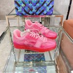 顶级版本 情侣款上线路易威登 秋冬男装秀场再度释放 LV Trainer 运动鞋的个性锋芒。透明阐述当季理念，鞋带和侧面的超大 Monogram 花卉点亮细节，