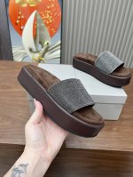 冲量价 Brunellocucinelli 。B C增高鞋上新款了。 面料：进口羊皮。内里进口牛绒，纯铜珠链，双层底台1=1原版开模，上脚美观大方，百分百原版开