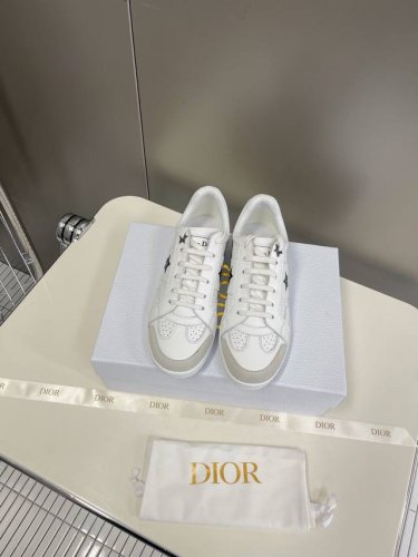 Christian Dior迪奥休闲鞋、众多明星网红示范的超级百搭款款式搭配品牌Logo CD彰显大气简约感。原板开模打造，各方面细节欢迎鉴定对比鞋面原版进口牛