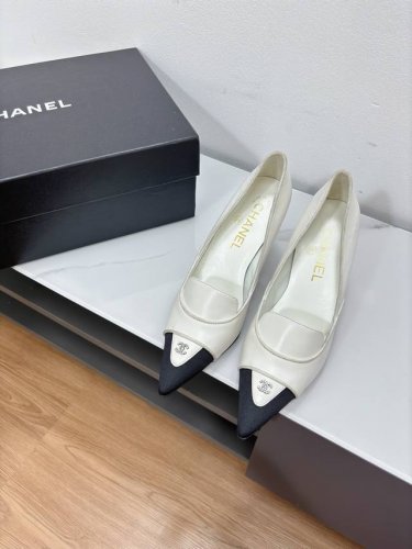 顶级版本 Chanel 24C春夏新品 复古尖头高跟平底单鞋系列 这一季系列真的超美 大爆款 香奶奶家一贯的优雅名媛气质 高级感十足！上脚非常nice～加上经典