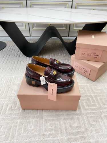 出厂代购级 Miu Miu 24Ss 秋冬系带 厚底 金币 乐福鞋 为你打造纤细大长腿 高级感十足，鞋面中间嵌入 复古又时髦，藏起来这种可爱小心思又甜又酷 鞋型