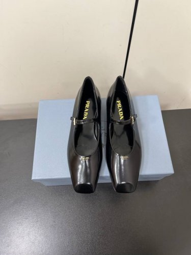 Prada 普拉达 25Ss 春夏新款 平跟方头单鞋 简单的设计大概就是它最让人喜欢的点 不是烂大街的那种 很有自己的品牌个性 面料：进口小牛漆皮 内里：进口混