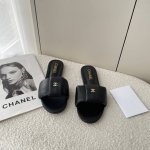 出厂： Chanel 香奈儿 2025顶级专柜 初夏新款 官网上新 独家首发 香奈儿Chanel25Ss 简约C扣平底拖 Chaenl平底拖 Chanel美鞋