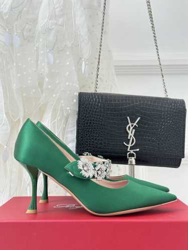 厂价 Roger Vivier｜Rv经典 尖头水钻玛丽珍高跟鞋 原版定制鞋楦 版型超正 超显气质 真是越看越上头那种 什么神仙鞋也太美了吧！ 完全仙女下凡闪闪亮