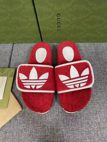 adidas x Gucci联名系列女士GG防水台拖鞋作为adidas x Gucci系列之一，这款防水台拖鞋饰有Trefoil皮革贴饰。adidas和Gucc