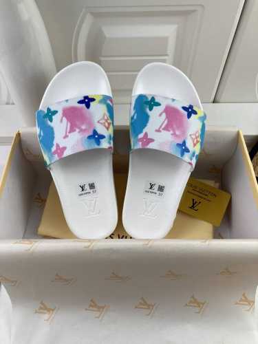 现货 工厂价 LOUIS VUITON 路易威登情侣拖鞋，原版1.1订做，专柜经典款。鞋身高温附带logo，大底专柜附带logo ，任何细节都不错过 这款拖鞋专