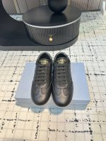 P家2024新款情侣款阿甘鞋 软得没朋友啊，脚感超级软糯 鞋面是定制环保羊皮，质感软糯 非常老钱的气质单品！低调简约百搭 码数：女款35 41 40.41定做不