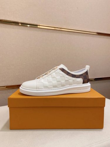 lv 路易威登。最新潮鞋休闲鞋实体店爆款38-44码。 新品春夏季舒适进口定制原版牛皮，独特提花面料元素设计。搭配羊皮内里，Lv原版底，高端包装高品质细节决定品