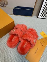 顶级版本lv 新色羊毛拖鞋頂级品质纯皮毛一体羔羊毛打造！米超温暖的感觉，穿上仿佛踩在云朵上经典老花装饰，精致高级！让这双毛拖身价陡增！鞋底是原版开模的防滑橡胶大