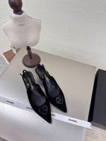 尖头经典中跟 小香 后空鞋 P380 五金Logo 加持 舒适有范 黑色 羊反绒皮 手工 l 质感满满 真皮大底 设计 超舒适 Logo清晰可见 优雅 内里选用