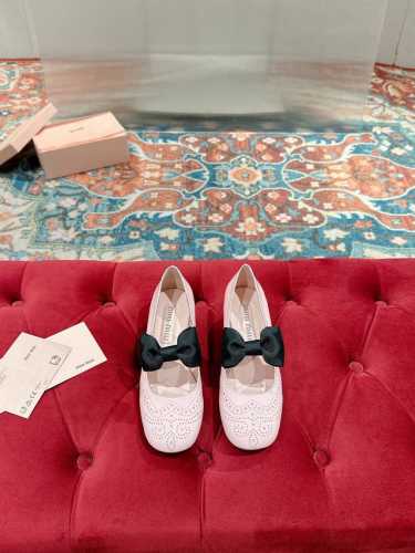 Miu Miu 缪缪 25 早春新品 专柜主打最新走秀款 复古玛丽珍粗跟单鞋缪家高货 顶级工艺打造精品质感 无敌舒适 绝对是一见钟情款！时尚百搭，人手必备！鞋面