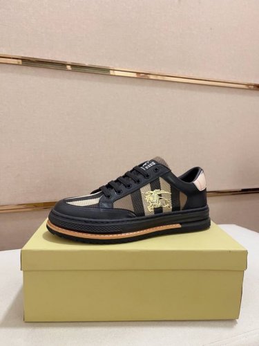 工厂价: 专柜同步burberry 巴宝莉 顶级代购同步发售正码数：38-44 意大利进口头层牛皮。全进口羊皮内里，鞋底：原厂特供原版底，独家活动成型底超级舒适