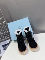 Prada普拉达秋冬新款厚底半拖高帮毛鞋 这款牛筋底上脚非常舒适，今年非常爆，穿上 增高 休闲两不误，清爽的表现足以表达对鞋子的个个细节的把控， 面料：进口羊毛