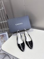 香奈儿CHANEL25ss春夏新款坡跟鞋进口皮高级舒适，配女神们的半身裙，不规则的弧形尖头，晚宴系列专属高跟鞋贯穿整季lookbook完全戳中我，简单又不失细节