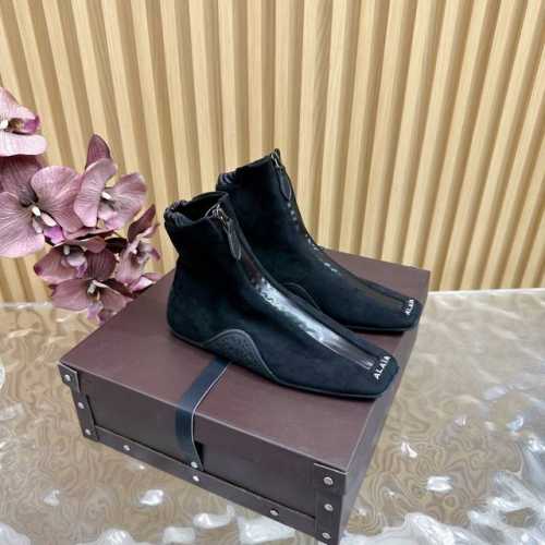 Alaia 网面系列新品以芭蕾的灵动意韵融于日常，以现代笔触刻画舞鞋经典轮廓！黑色钻饰皮质款芭蕾舞鞋，从经典日式鞋履汲取灵感，Bling水钻点缀于鞋面，简而不繁