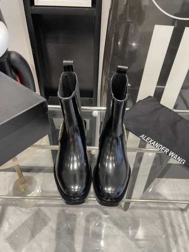 Alexander Wang 亚历山大王 24Ss秋冬新款 纽约时装周大王字母短靴上新 Ins风格新款推出 使用了大王经典方跟简洁风，讲究线条的设计理念，女王风