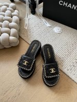 Chanel 25c早春新款书包扣链条凉鞋系列！顶级版本！抢先发售要高货的看过来鞋面牛皮 内里羊皮 原版防滑大底码数：34-41 定制不退不换
