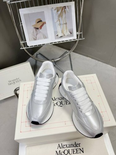 冲量价: 官网同步上新alexander Mcqueen 亚历山大麦昆 春夏男女sprint运动情侣款 鞋侧面饰有时尚个性字母seal Logo组合雕花标志 内