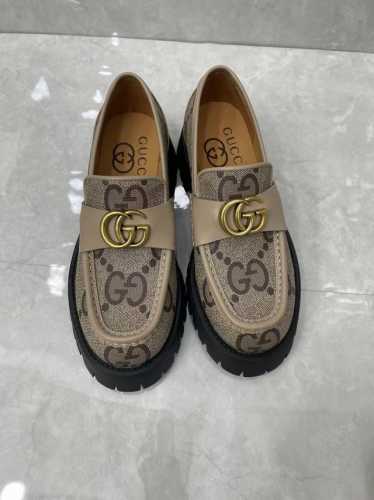 Gucci 最新最火爆的双G扣英伦学院风复古厚底乐福鞋各地专柜纷纷卖断货的一款 最近厚底单鞋都很火爆 就是因为好显瘦 搭配G家标志性的铜制扣 后跟部分3D电脑刺