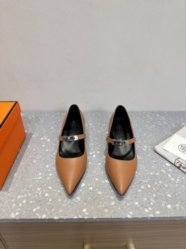 Hermes 爱马仕 25ss早春新款 尖头凯丽扣 高跟鞋经典的尖头版型 搭配极具辨识度的马家五金扣 上脚超级百搭好看时髦 超多明星网红种草 春夏必备 随意舒适