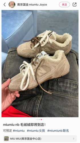 G027代购级别独家首发miumiu缪缪棉鞋毛毛鞋 秋冬新款英伦风系带乐福鞋miumiu秀场适当独一无二的擦色工艺工艺来自miu Miu系列的细节特写 新季的潮