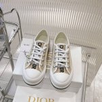 Dior迪奥walk‘N系列 老花 刺绣 厚底帆布鞋 休闲运动鞋！ 原版购入开发 做货 这款 Walk’N‘Dior 厚底运动鞋是一款时尚单品，提升该系列的格调