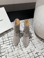 Isabel Marant 24 Aw 秋冬经典复古短靴 西部风裸靴主宰 24Ss秀场，牛仔靴无疑是历久弥新的其一鞋款，而秋冬系列靴履则是超脱经典的出色之作 各