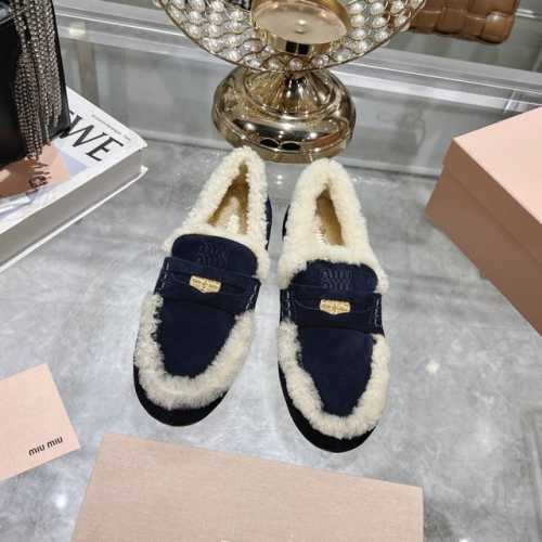 出厂 Miumiu缪缪乐福鞋2024秋冬新款棉鞋毛毛单鞋来自miu Miu系列的细节特写 新季的潮流要素 豆豆鞋 复古时尚 简约高级 随意搭配 上脚非常舒适 与