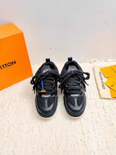 LV路易威登面包鞋 PK市场一切版本 情侣款走秀滑板鞋 代购品质 LOUIS VUITTON Trainer无疑是奢侈品牌推出的最成功的Sneaker之一，不过