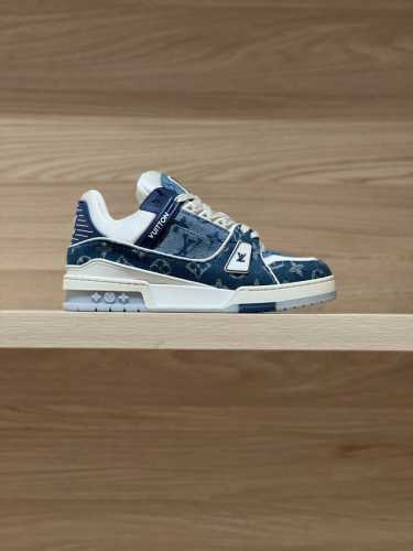 专注好品质——顶级出品 蓝牛实拍——代购级Trainer 24Fw新色 原版精准Cp！鞋型无限接近，精细工艺出品 一如既往地好货出炉！原版材料定制！面料原版牛皮