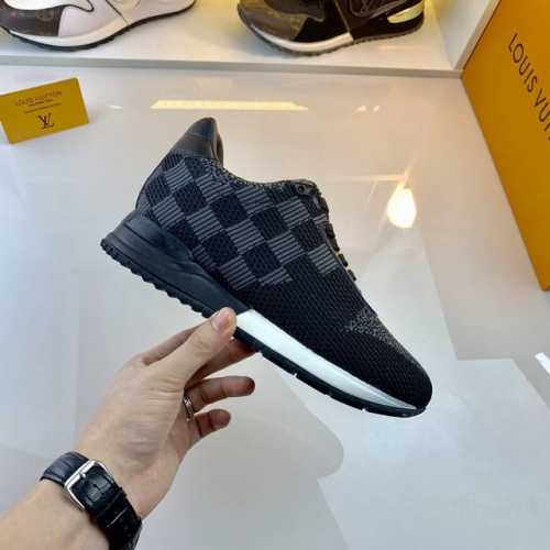 实价： NO:09531 Louis Vuitton V.N.R Vuitton New Runner 运动鞋以科技针织和金属感饰边构筑一体式袜状设计，令舒适轻