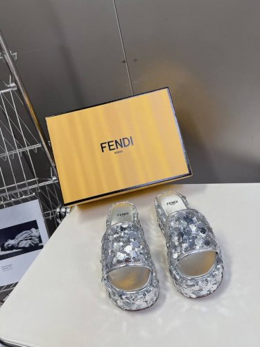 Fendi 芬迪走秀主推厚底系列，新品上线，芬具桌脚设计灵感改创于今年秀场的主推系列鞋履 当季新品拖鞋，众所周知，鞋子永远设计为高级感满满的，高端大气上档次且百