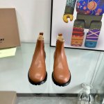 BURBER*Y专柜主打款、出自名师设计。搭配巴家独有的格子风格 鞋面采用顶级牛皮+羊皮内里 羊皮垫脚，绝对是今年引领时尚的流行元素 同时延续了经典款式的设计，
