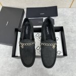 d&G Ariosto系列莫卡辛便鞋 男士乐福鞋皮鞋 以全新版本创意呈现。横杠链条d G金属logo标志性标牌装饰别具一格。 风格优雅考究，鞋面横带饰点缀 D-