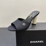 360 chanel｜香奈儿小香25P春夏新品 系列双C高跟拖鞋这双香奈儿穆勒鞋，是奢华与时尚的杰作。鞋面简约优雅，标志性元素低调点缀。最吸睛的是璀璨水钻珍珠堆