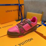顶级版本 情侣款上线Virgil Abloh 向篮球鞋设计汲取灵感，推出标志性 LV Trainer 运动鞋，经典的花纹富含着整体的特性，此次取材压印细腻 Mo