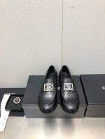 23Ss新款Chane*小香粗跟圆头单鞋这款方头单鞋帅气中带着少女的活泼俏皮 将心情与魅力一同拉满 别致又出彩！轻松游走于通勤和休闲场合 做个漫不经心的时髦优雅
