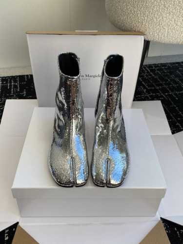 东莞代购级 Maisonmargiela Mm6 马吉拉分趾系列低跟分趾靴 代购同渠道硬货 区分市场low版 原版套楦鞋型很经典，不管是价格还是品质通通秒杀市场