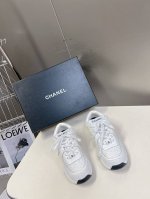 CHANEL经典运动鞋超级网红系！超多网红上脚，专柜超火香奈儿的世界一直是女生梦寐以求的，简约的隔板设计 超级演绎多重质感效果，最抢眼LOGO双C也是超爱了，上