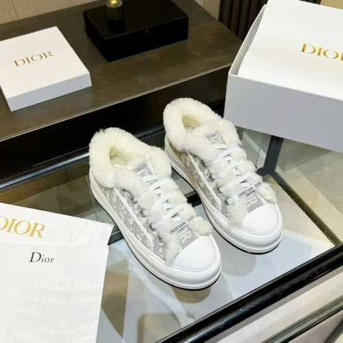 Dior迪奥刺绣厚底毛里休闲鞋 毛鞋 ' 迪奥老花刺绣 羊毛厚底帆布鞋 休闲运动鞋 这款 Walk'N'Dior 厚底运动鞋是一款时尚单品，提升该系列的格调。O