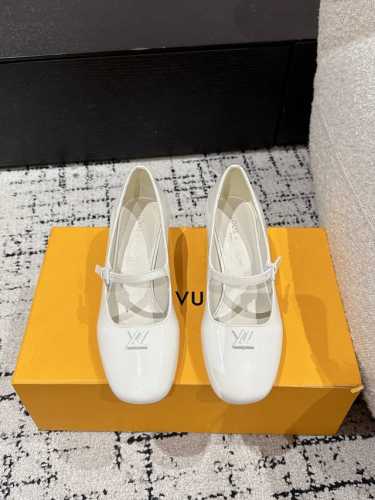 Louis Vuitton 25 Swing最新 圆头搭扣 5.5粗跟 玛丽珍鞋 简约精致，高级感满满，尽显优雅气质～ 上脚超好看，拉满了夏日美鞋绝绝子啊 鞋面