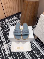 平底 -25Ss春夏新款dior D-Lane 凉拖平底一字珍珠刺绣拖鞋这款 D-Lane 凉拖彰显经典风格 牛皮革鞋面，展示珍珠装饰，饰以刺绣christia